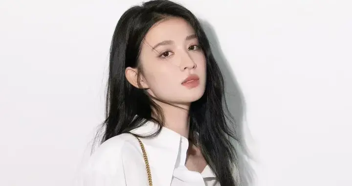 王楚然的气质真是出挑！穿白衬衫+细腰带+开叉皮裙，简约又高级！