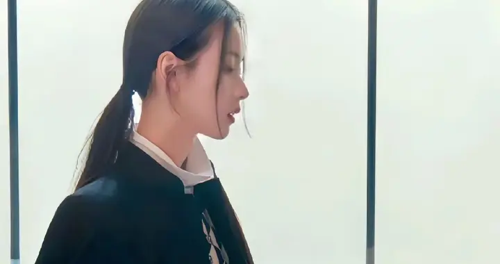 陈都灵的早期生图，脸还是有点圆圆的，元气满满，不愧是校花