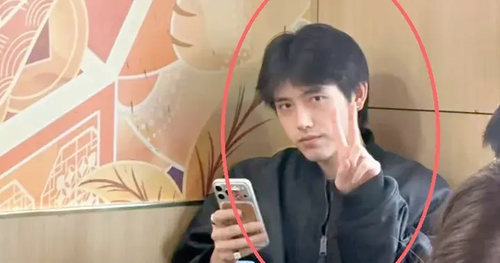 巴黎偶遇陈飞宇！素颜嘴凸明显黑眼圈抢镜，吃麻辣烫比耶好接地气