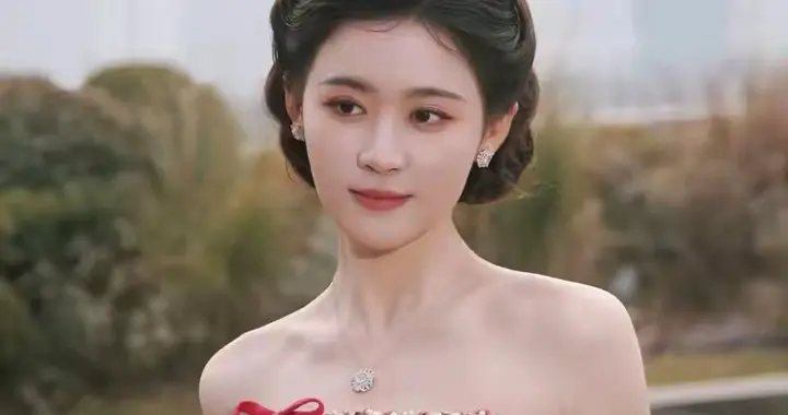高清女神壁纸翟一莹，02年的河南美女演员。
