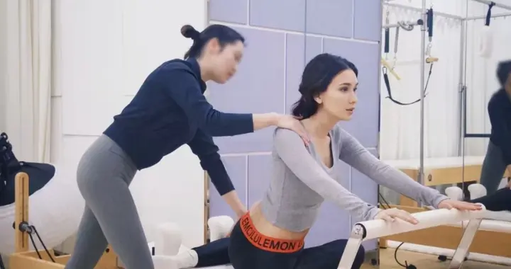 卢靖姗庆祝出月子，晒素颜健身照超惊艳，腰腹部零赘肉恢复太好了