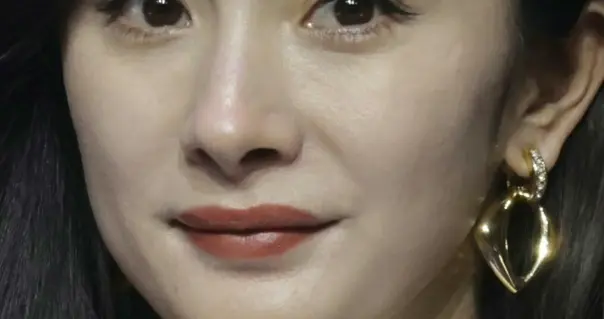 三赴米兰时装周！39岁杨幂15年颜值不变，一个小动作圈粉涨口碑