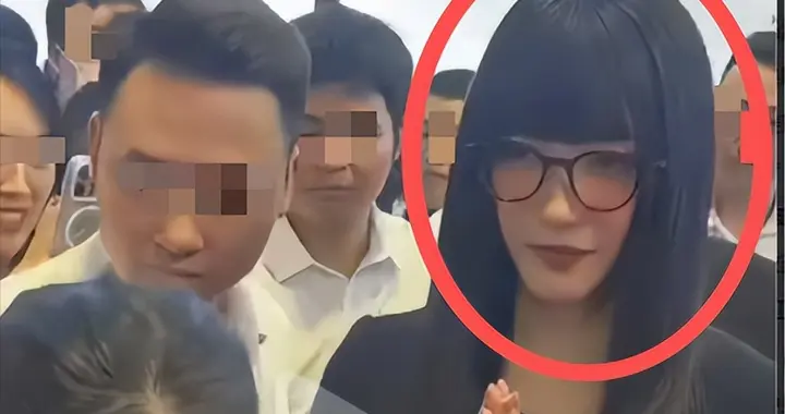 39岁江疏影近况曝光，嘴歪脸僵、膀大腰圆，身材发福胖到认不出