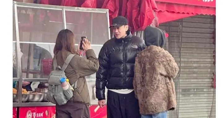 何润东柳州蹲摊嗦粉，48岁状态太绝了