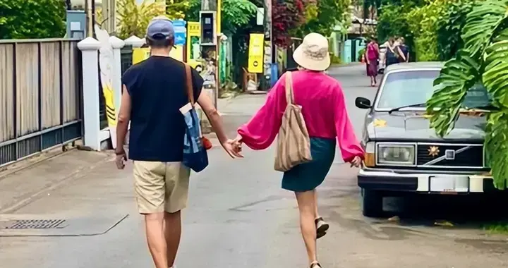 58岁李静飞清迈陪戴军过春节，两个人手牵手散步，相处更像夫妻