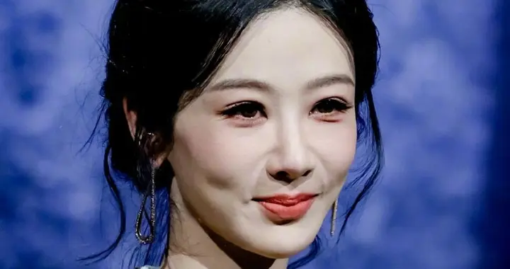 微博之夜红毯：杨幂红唇抢镜、杨紫垮脸、肖战撞衫、王一博假发？