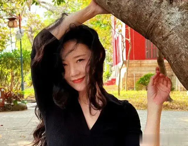 她不把范冰冰甩18条街啊？可惜就是没红，但年轻时美貌是公认的