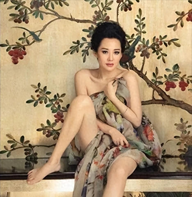 54岁丰腴迷人，“风流成性、老少通吃”一生撩男无数却至今单身