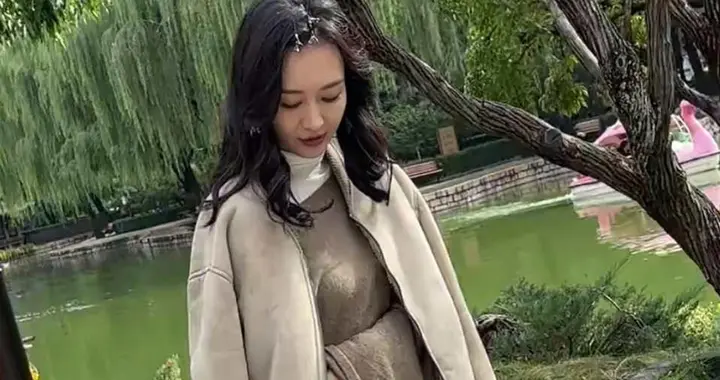 43岁演员王鸥，手牵混血宝宝，现身户外，身边却另有他人！