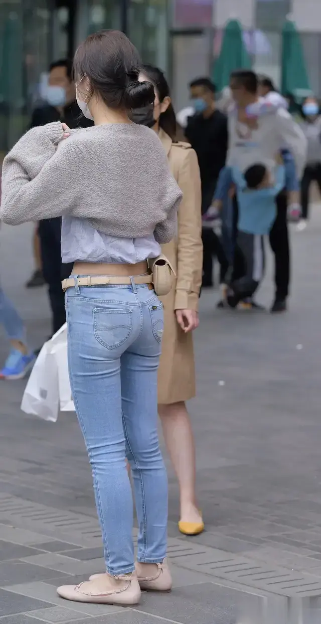 简约灰上衣与蓝色牛仔的时尚碰撞