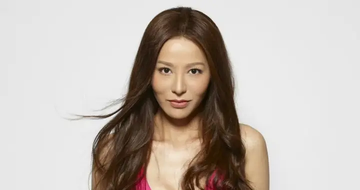 她与前男友分开后，嫁金融才俊，如今被丈夫宠成宝