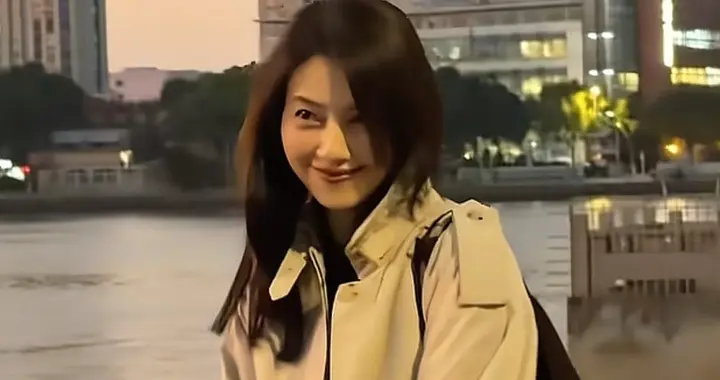 46岁高圆圆户外穿搭：风衣+牛仔裤，状态好得像18，赵又廷好福气