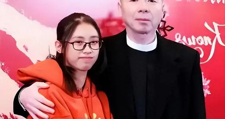 徐帆回应离婚5个月，冯小刚近况曝光，他的“小心思”再藏不住了