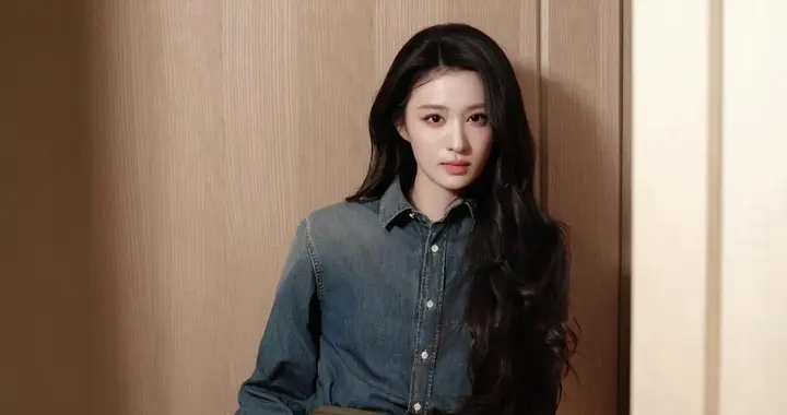 王楚然会穿是数一数二的！牛仔衬衫+卡其半裙，时髦减龄又高级！