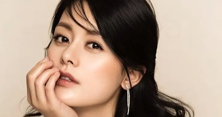 她是胡歌深爱、刘烨难忘的女人，受央视力捧多年，至今没能走红