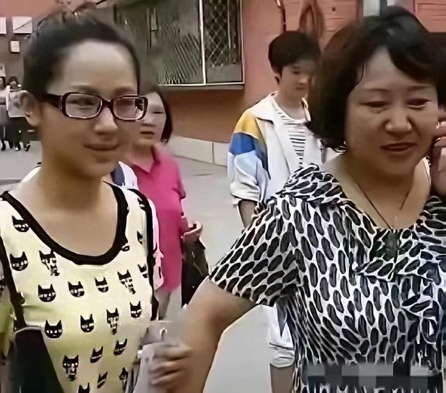 杨紫和妈妈长得那叫一个像，简直就是一个模子里刻出来的