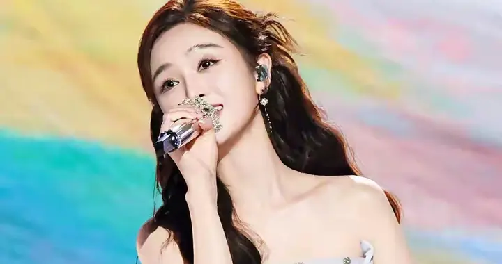 吴宣仪海南春晚舞台上美的发光，这腿又白又丝滑