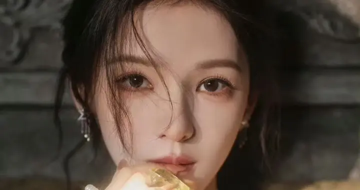 张予曦银闪裙：碎钻裹身，光影里漫开柔媚氛围感