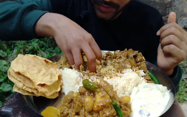 为什么印度人不使用餐具？非得用手抓饭来吃，现在告诉你
