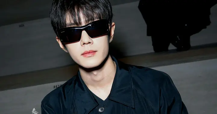 2026年米兰时装周，肖战以自然黑发顺毛造型亮相引发热议