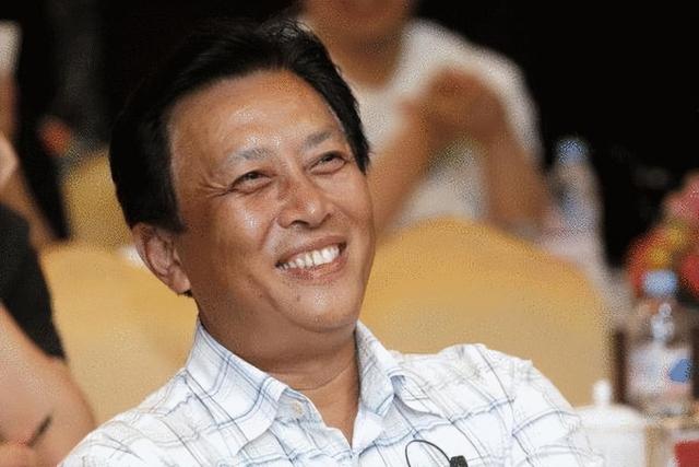 唐国强一年的收入，折合成人民币是多少？