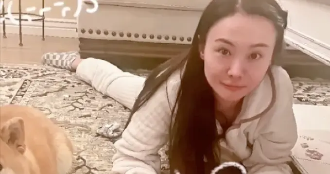 郑爽近照曝光容貌变化太大遭热议，本人回应：大家就是想看我笑话