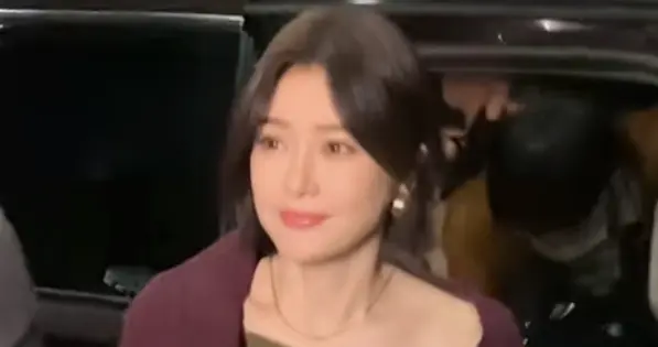 秦岚抵达广州出席活动，墨绿长裙搭酒红披巾，短发超有韵味