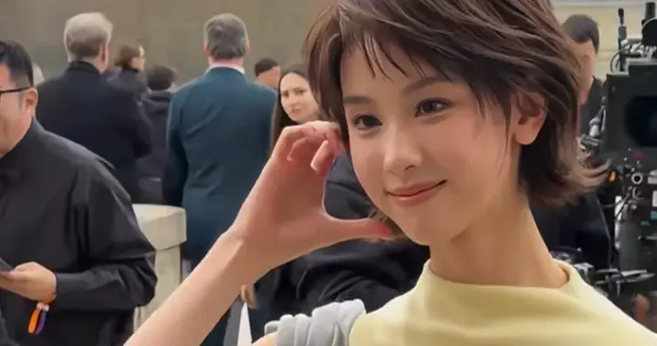 陈都灵巴黎时装周看秀，一头短发俏皮可爱，服装评价却是两极分化