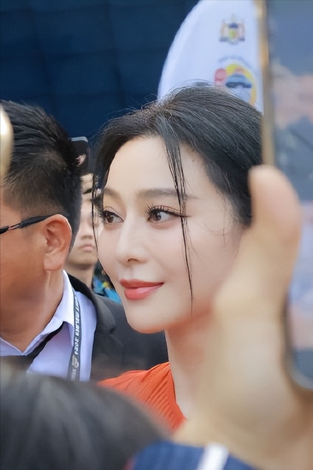 43岁范冰冰街头被偶遇！几年前的鞋如今还在穿 低调的和路人没两样