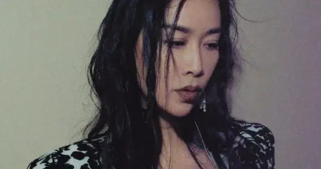 那英这回风格大变！穿透视刺绣衬衫+黑色鱼尾裙，时髦又高级！