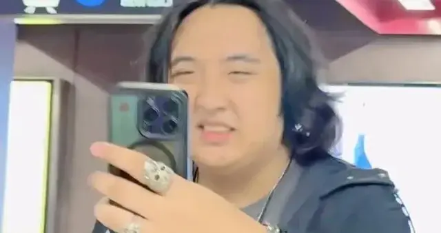 吴镇宇17岁儿子费曼在香港被偶遇，他打扮普通，头发乱糟糟的 不帅