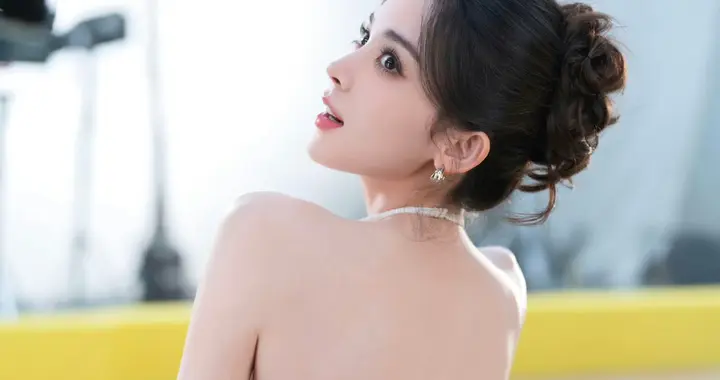 古力娜扎纯白挂颈连衣裙