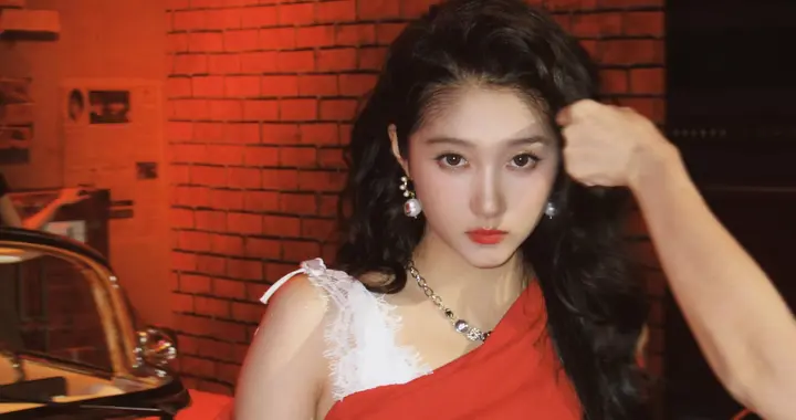 关晓彤今日份营业美照，开始走辣妹风了