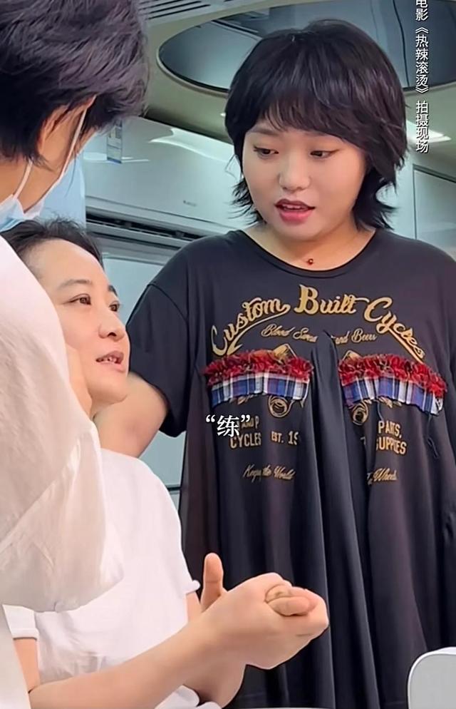 贾玲路演现场哭到“脱妆”，杨迪喊她去补妆，看清颜值，真实了