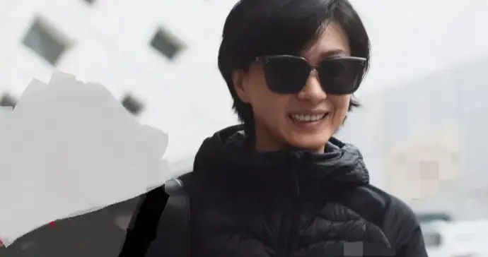 万茜剪了短发气质大变！穿黑色外套+牛仔裤，时髦洋气又高级！