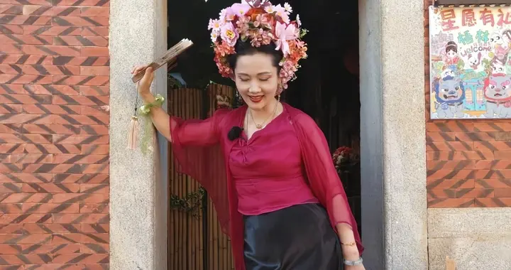 62岁何赛飞最新穿搭：红上衣+半身裙，复古又时髦，状态好得像42