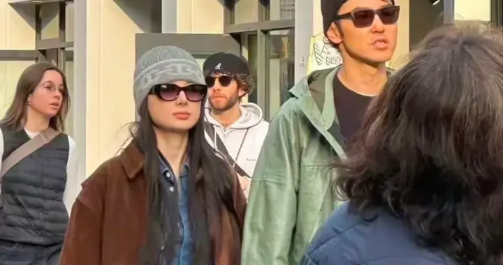 阮经天和小20岁女友东京漫步，女友打扮时尚，是混血儿颜值也很高