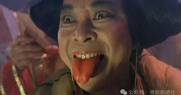 香港资深老戏骨罕现身聚会，行动不便需靠轮椅，曾演“童年噩梦”