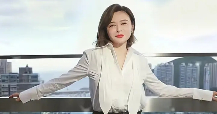 62岁关之琳初秋穿搭：齐肩发+白衬衫+皮裙，时髦有韵味，像35岁