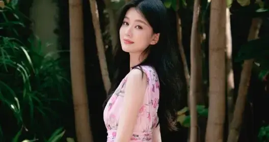 乔欣当妈后状态越发年轻！一袭粉色碎花裙，美得像换了个人！