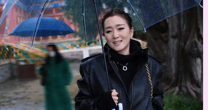 59岁巩俐现身北海公园，穿皮衣气场强大，吃糖葫芦喝酸奶 很接地气