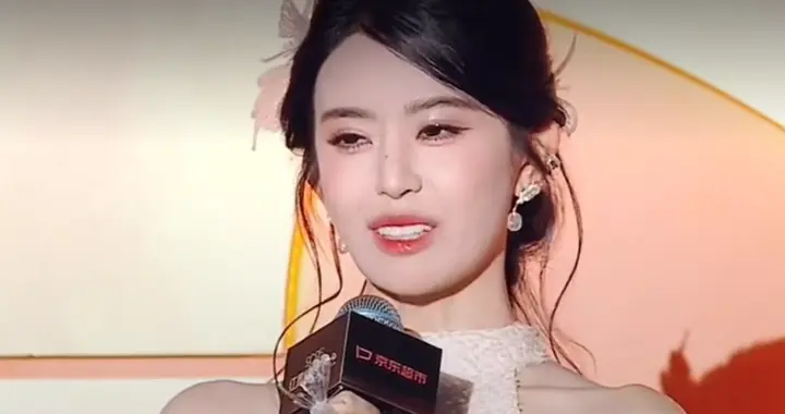 短剧盛典“群魔乱舞”，郭欣宇歪嘴，陈芳彤脸肿，唯有她抗住了