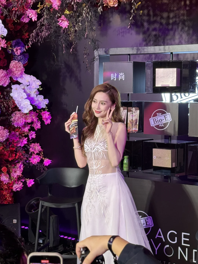 36岁杨颖越来越大胆了！穿真空连衣裙身材火辣，黄晓明会后悔吗