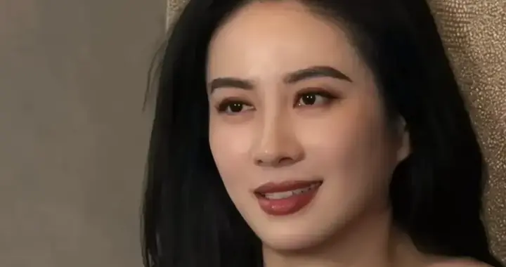 不怪那么多人想娶她，路人镜头下都美若天仙。