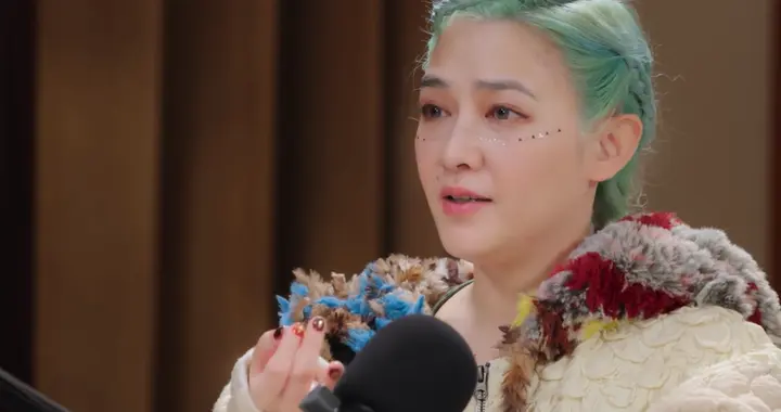 48岁范晓萱不婚不生，不敢参加《浪姐》，首谈2025年逝去的亲朋