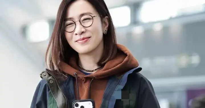 佘诗曼真是穿搭高手！工装外套+焦糖色卫衣+牛仔裤 时髦减龄又高级