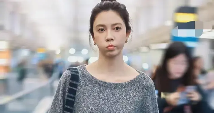 宋妍霏扎起丸子头真显嫩！穿灰色毛衣+牛仔裤，时髦又减龄！