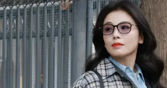 刘涛卷发真惊艳！穿格纹大衣+半身裙+长筒靴，时髦洋气又高级！