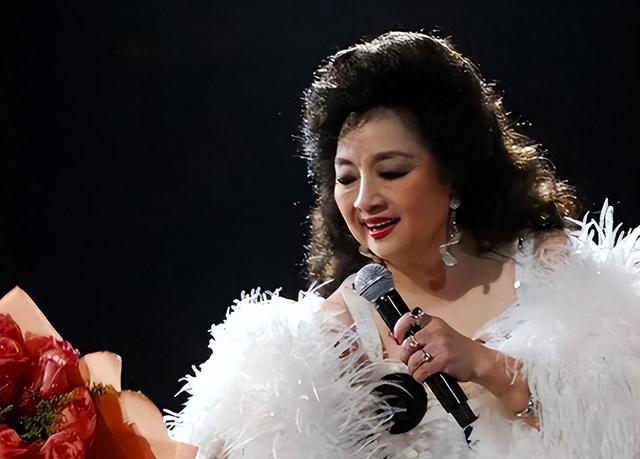 她宁愿离婚也不愿改变中国国籍，春晚为她破例，75岁仍单身