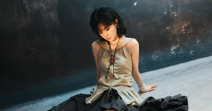 郁可唯脚踩高跟长筒靴，好酷好美